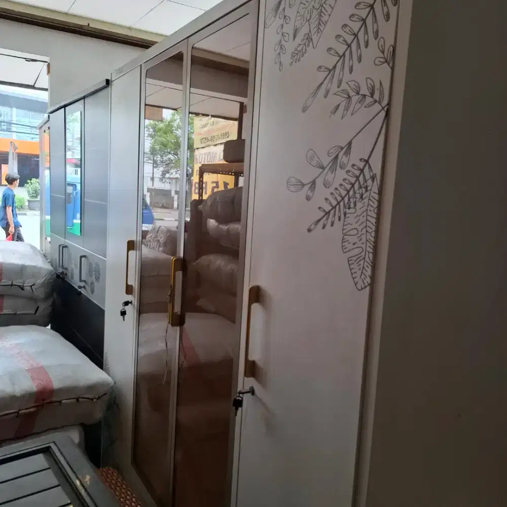 Lemari besi 4 pintu sisa display
