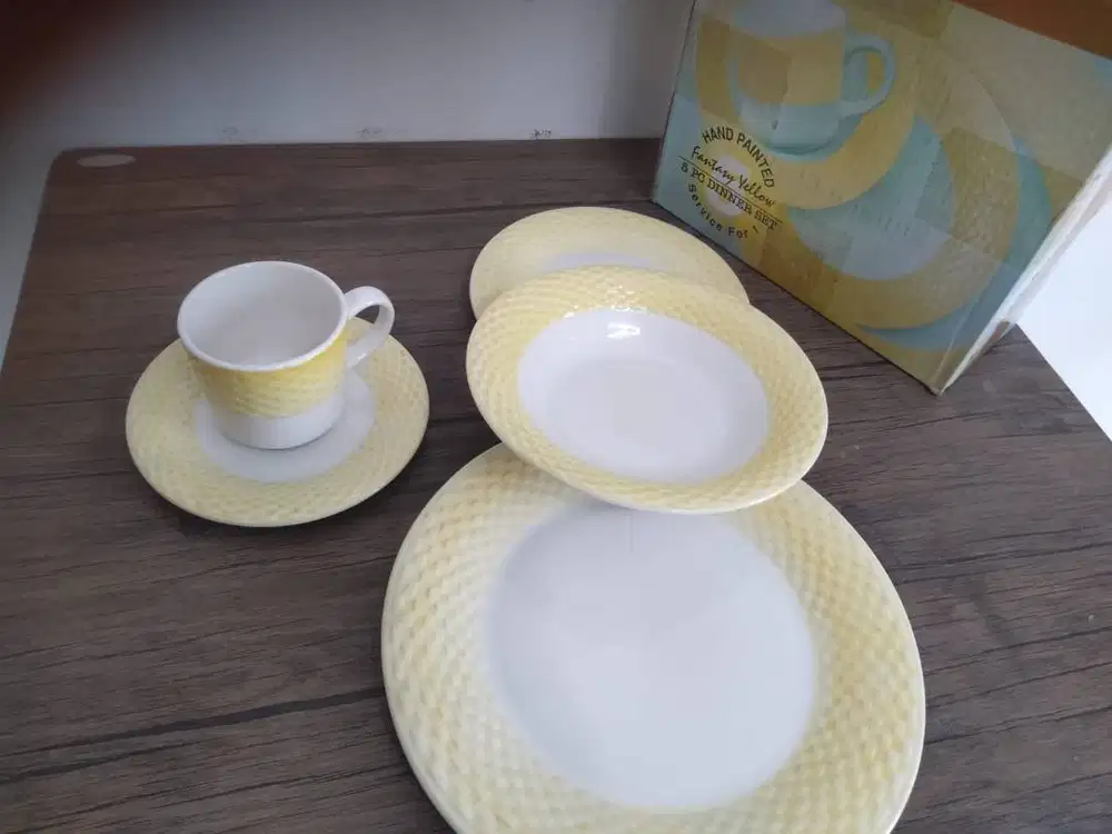 Piring Keramik Set atau Dinner Set Merk Migo HousewFaare ntasy Yellow.