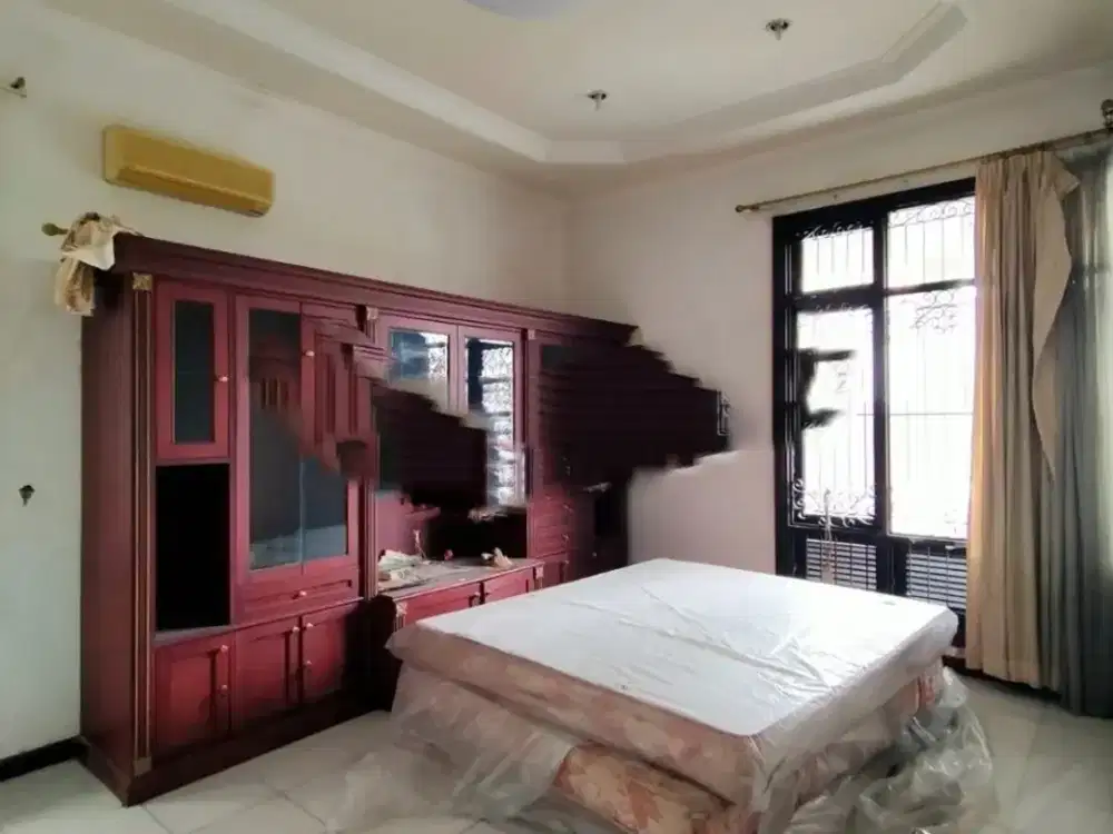 Dijual Rumah Mewah Graha Family Strategis Siap Huni