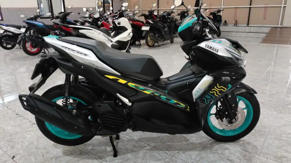 AEROX 2024 SILVER CYAN