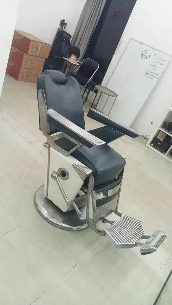 Dijual Bangku / Kursi Barbershop Takara Kurung. Siap Pakai, Murah!