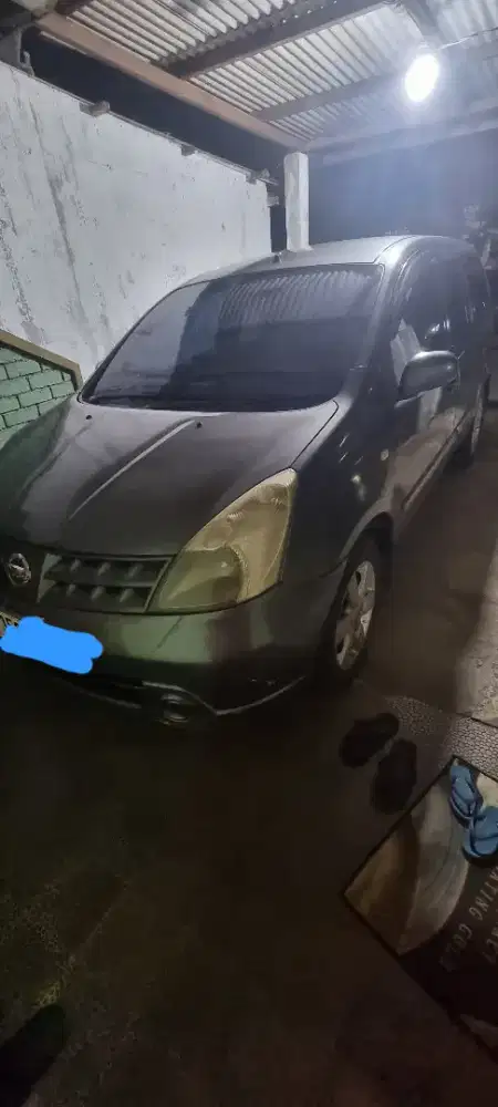 Nissan grand livina 2010