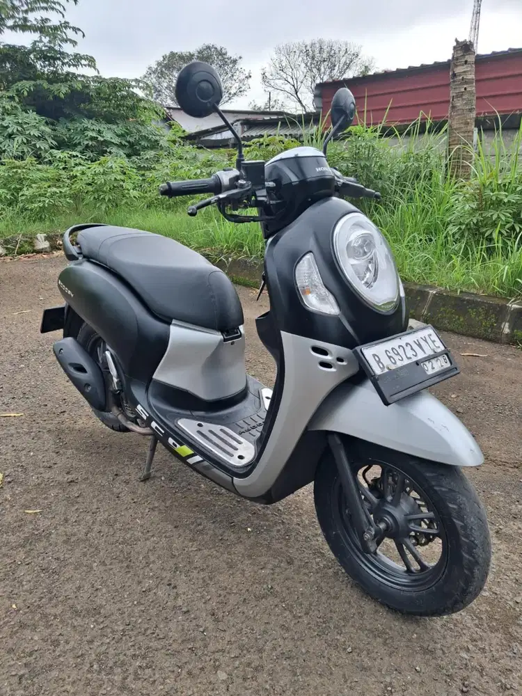 (B) Honda Scoopy Sporty FI Tahun 2023