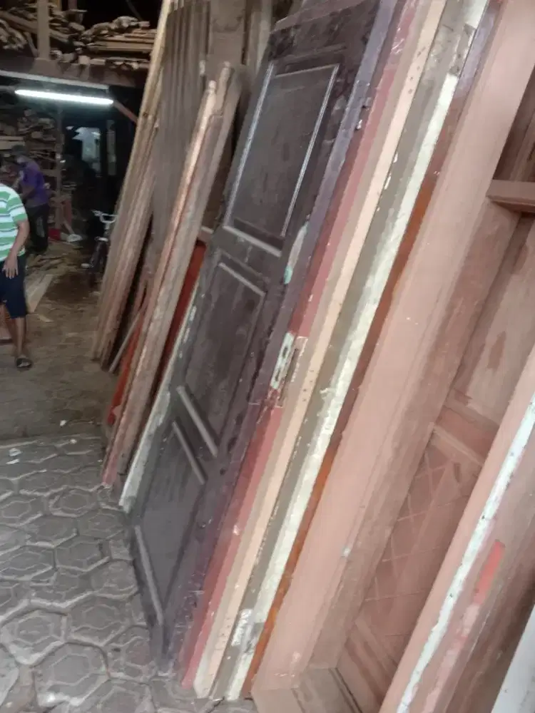 Pintu bekas nya ready banyak, dari kayu bekas kamper berkualitas