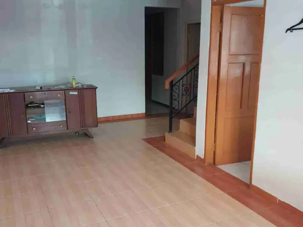 Dijual Rumah Dalam Perumahan 2.5 Lantai Lokasi Strategis Non Furnish