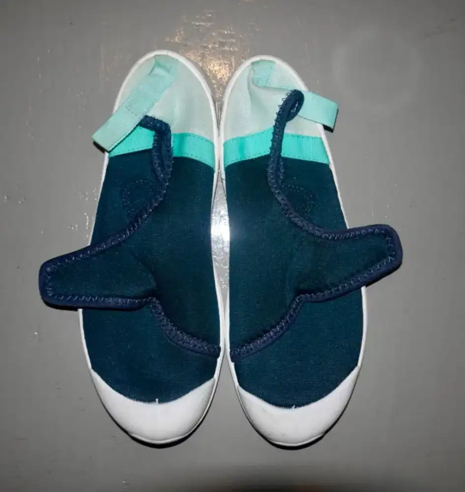 Sepatu pantai karet untuk anak dari Decathlon