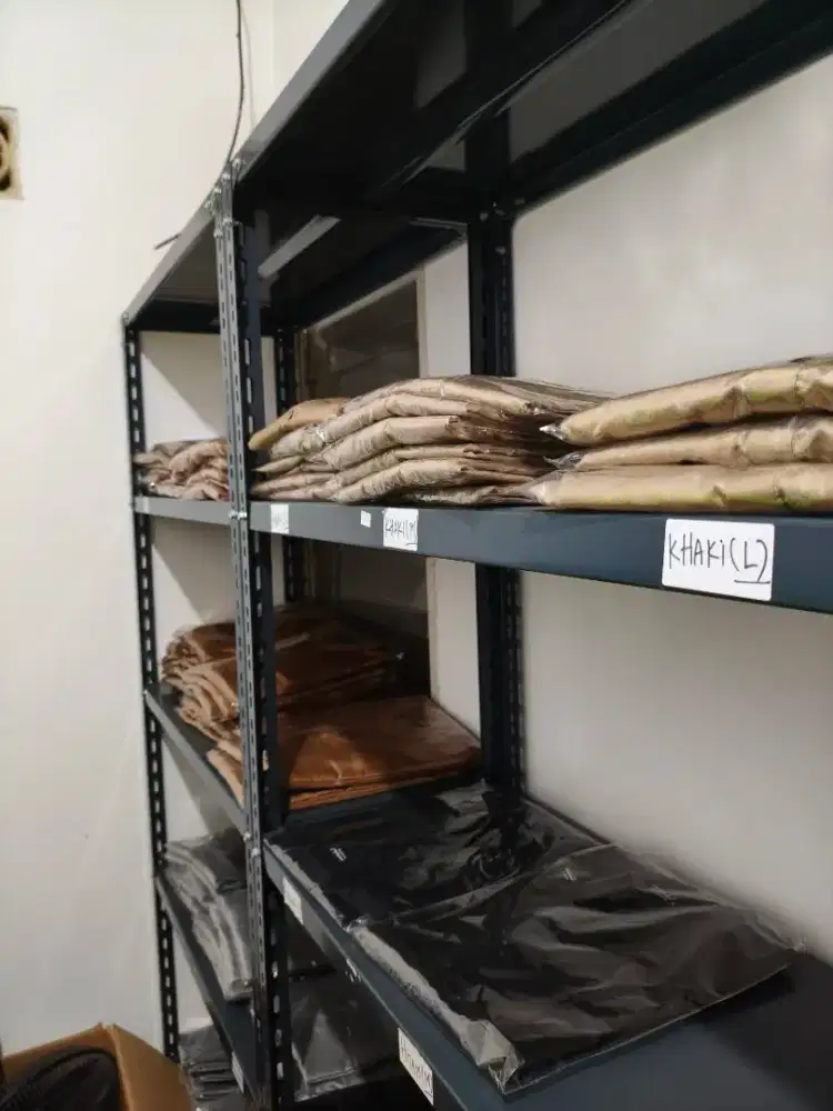 Rak Besi Kokoh 5 Tingkat - Jual Cepat Kondisi Bagus