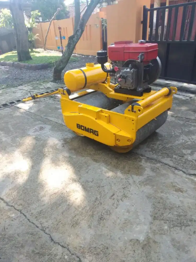 Mesin beby roller
Bomag mulus siap kerja