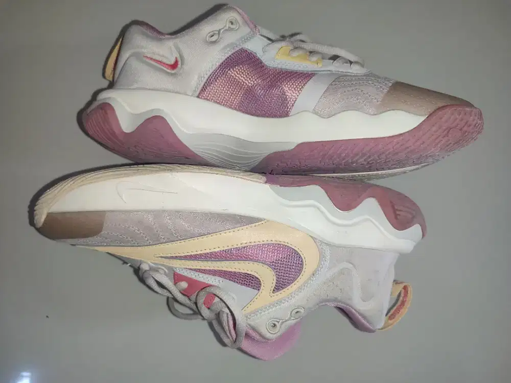 Sepatu basket Giannis coklat