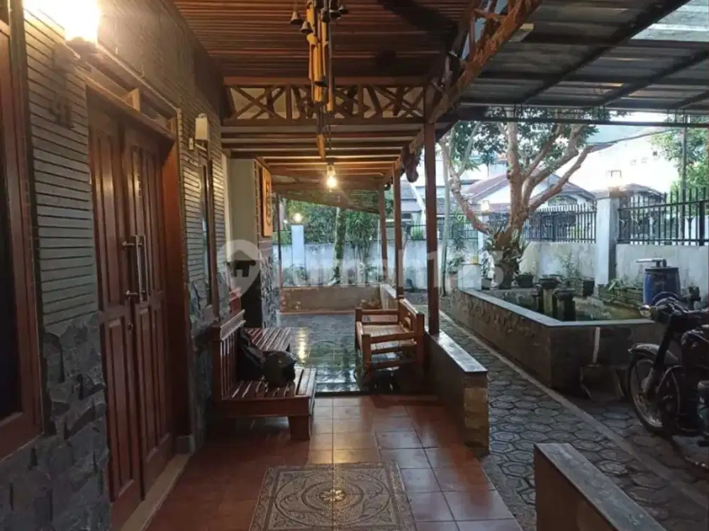 Rumah Lama Hitung Tanah Posisi Hook Lokasi Strategis di Turangga.