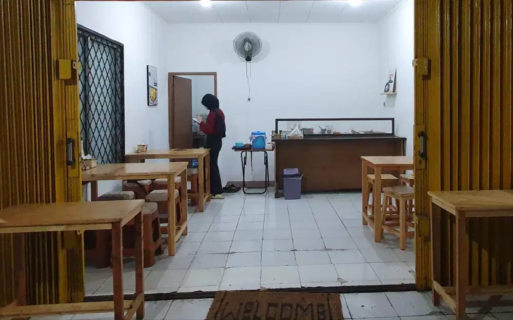 Bekas perlengkapan warung ( meja saji / kasir, meja makan set, kursi )