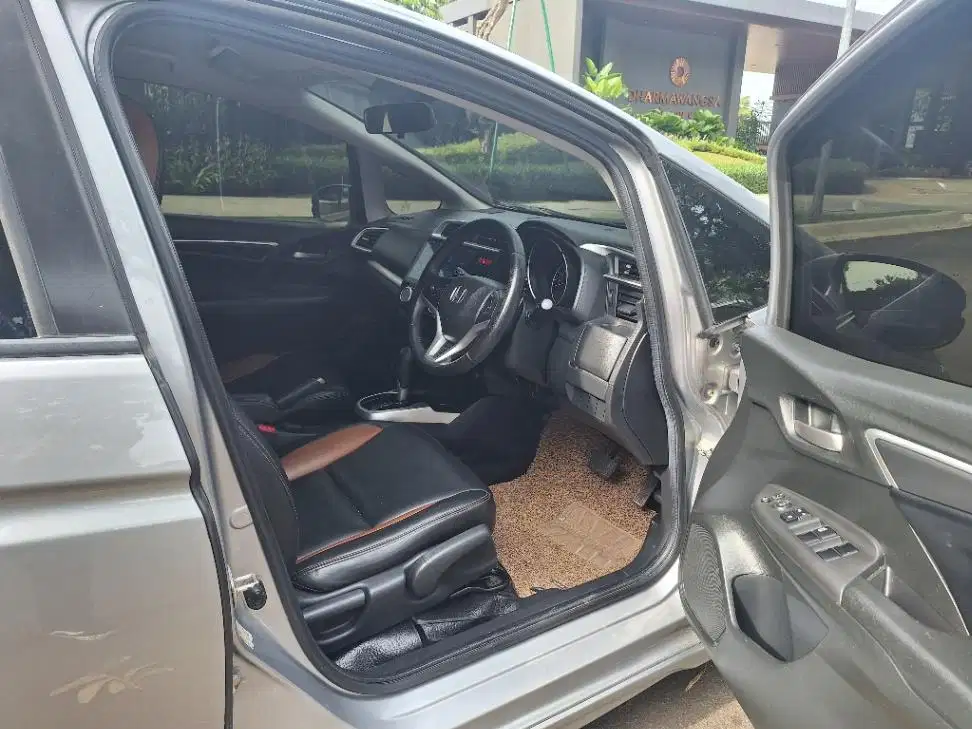 LOW DP Honda Jazz 1.5 RS Bensin-AT 2016 XLB