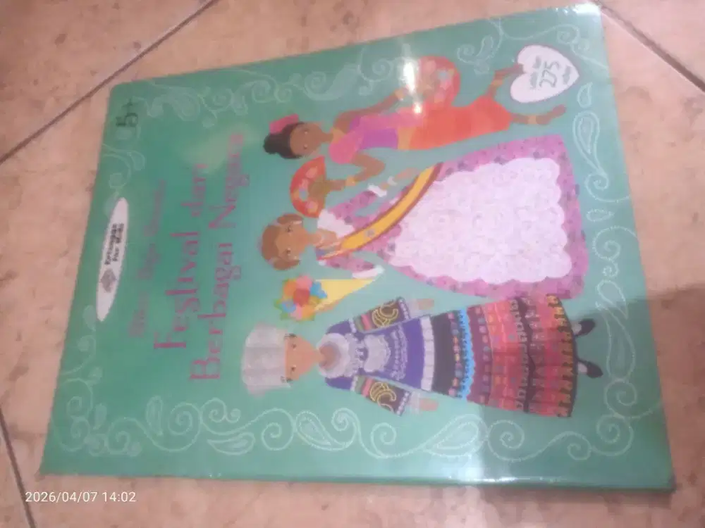 Buku Stiker Baju Boneka Festival dari Berbagai Negara