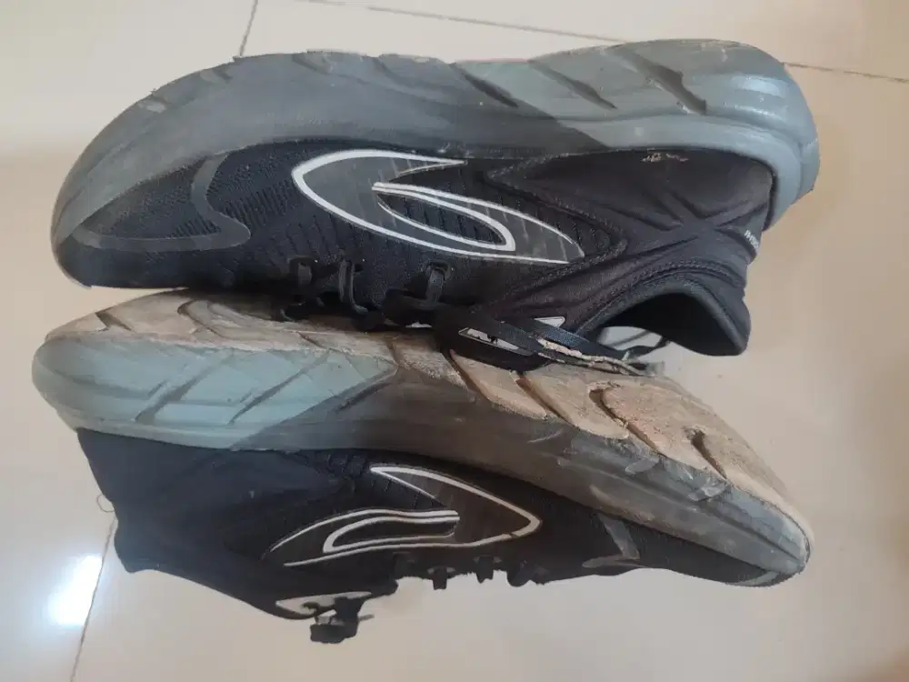 Sepatu joging Nineteen Hiroshi