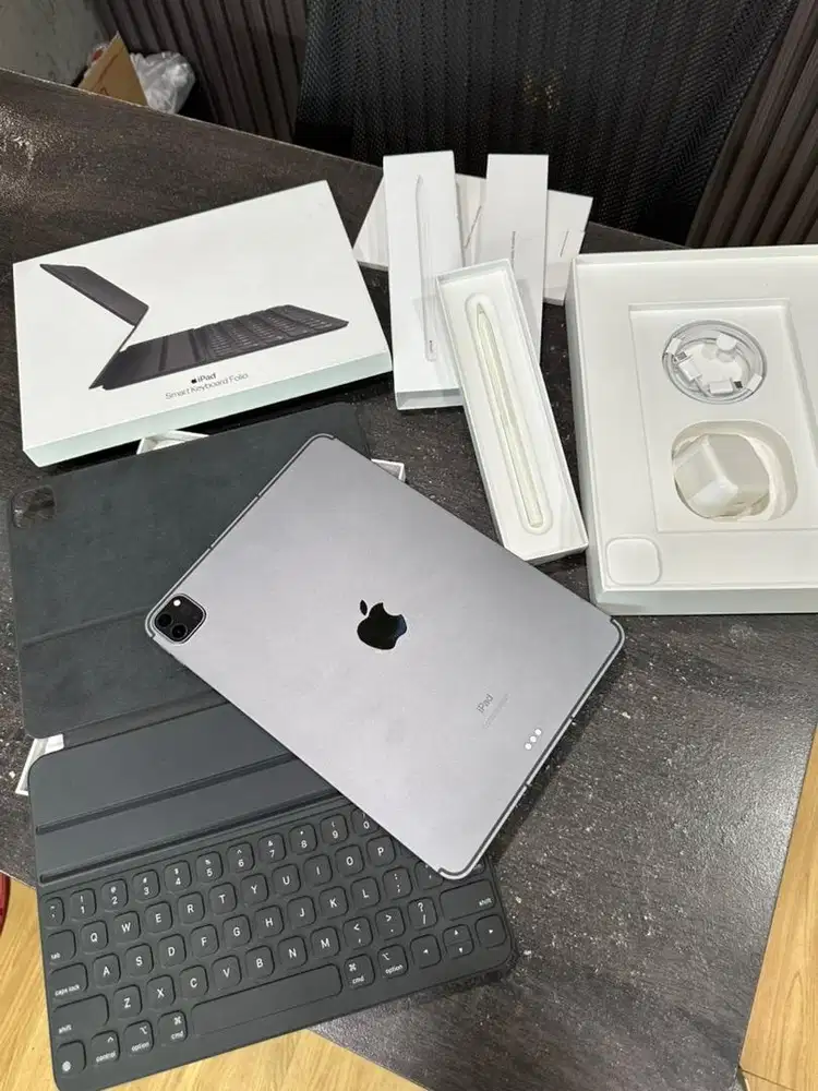 iPad Pro M1 256gb inter Cell Wifi sama pencil dan smart keyboard