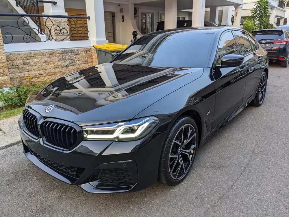 Jual BMW 520i M-Sport  Nik 2023 black  km low