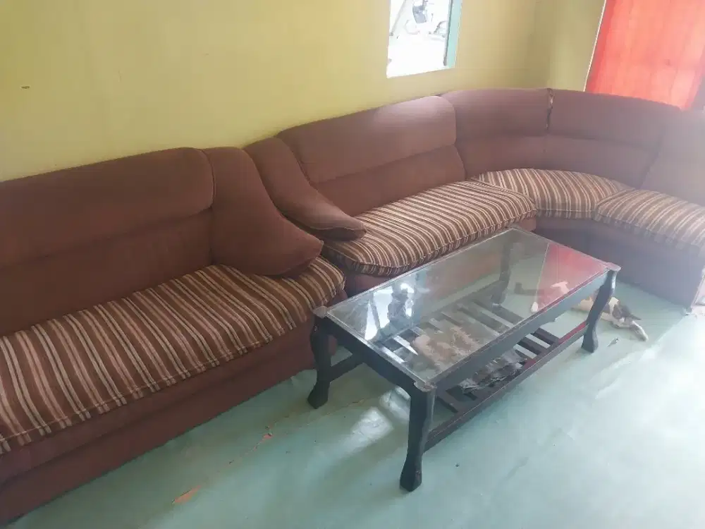 Dijual Sofa bentuk L + Meja Kaca