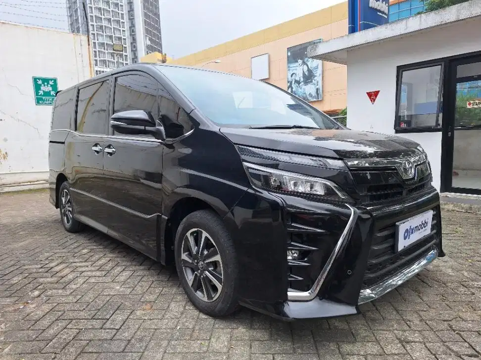 DP MURAH Toyota Voxy 2.0 Bensin-AT 2018 Hitam CBYIB