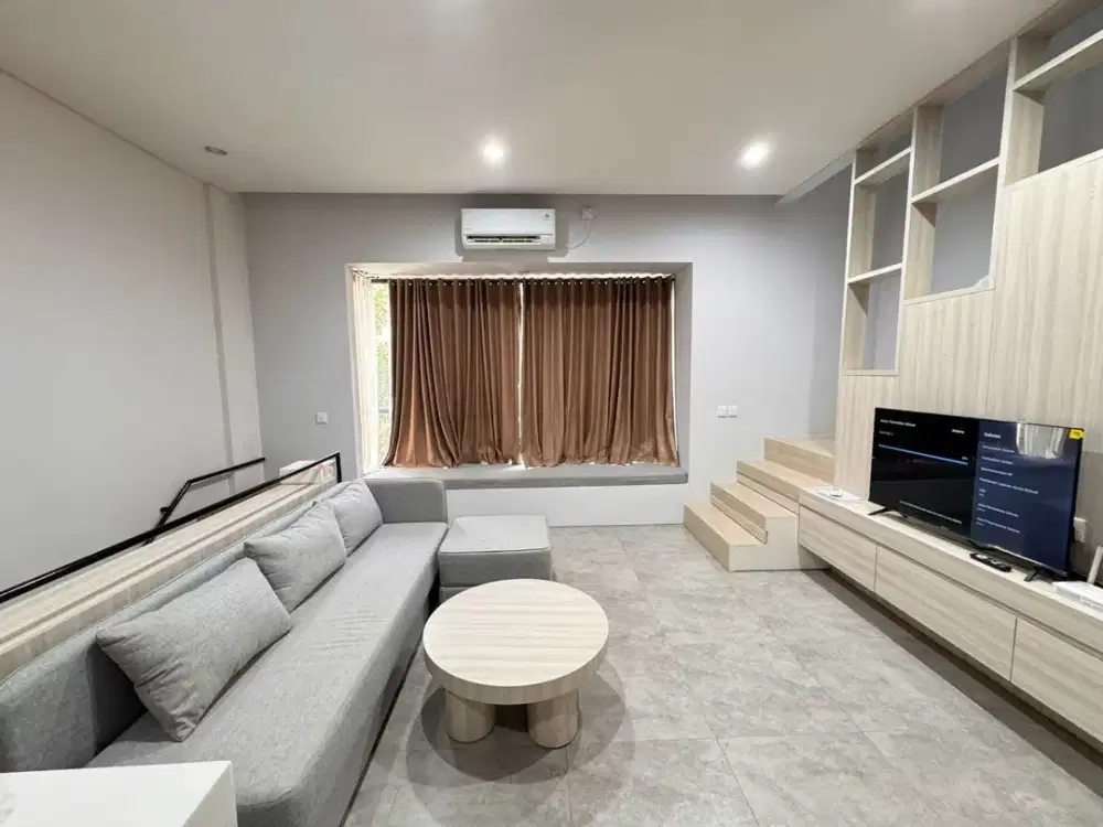 Disewakan Rumah 3 Lantai Siap Huni  Full Furnish Hunian Nyaman Strategis di Tabebuya BSD City