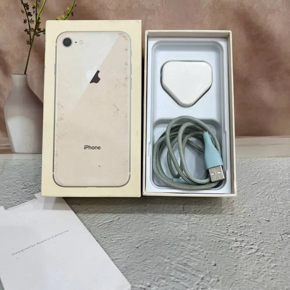 iPhone 8 64GB Gold All Op second