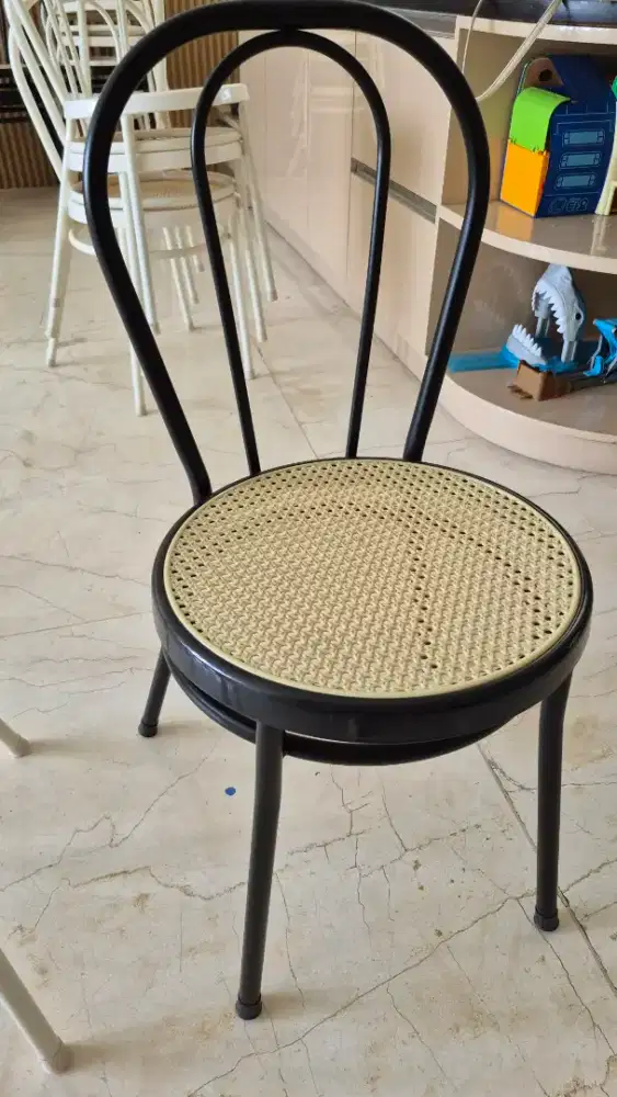 Kursi makan kursi cafe bangku besi mox anyaman plastik