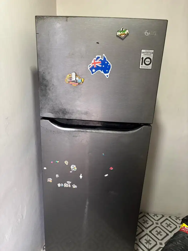 Dijual kulkas bekas kondisi rusak