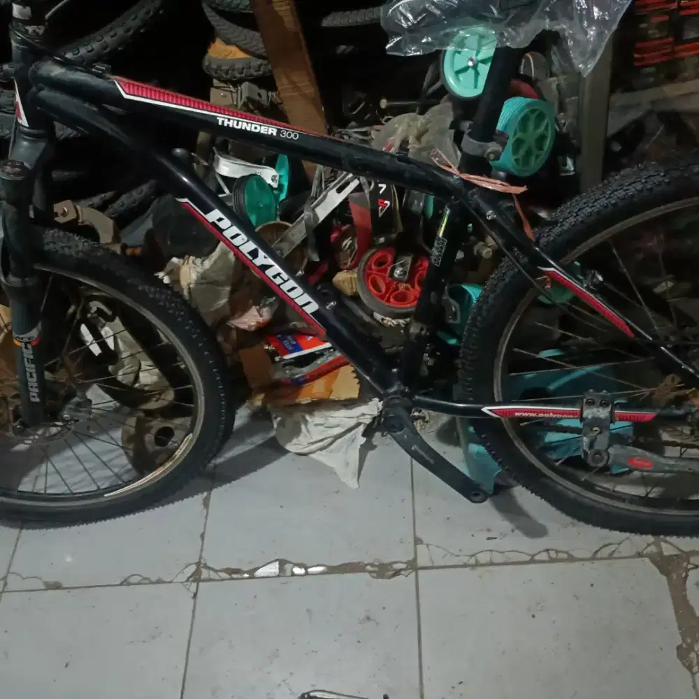 Sepeda Polygon thunder 300 ukuran 26 bahan aloy