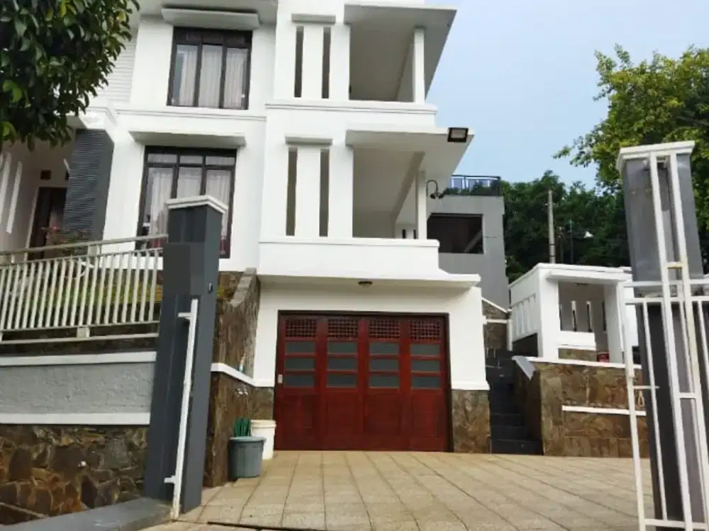 Di Jual Rumah Strategis di bukit golf