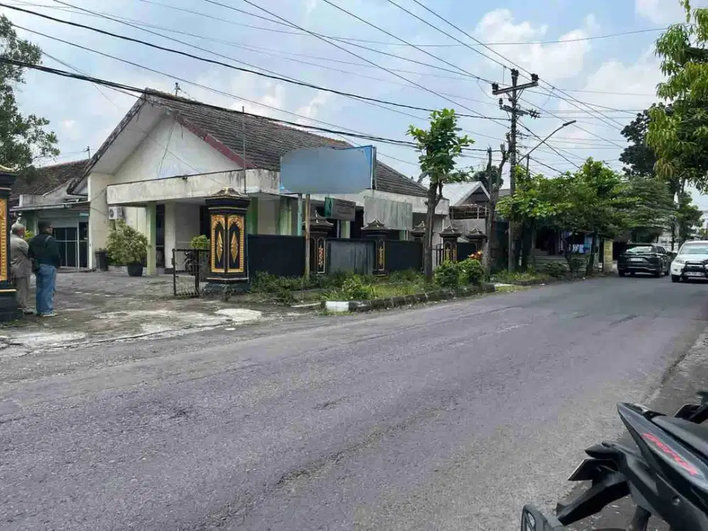 rumah pinggir jalan raya sumber banjarsari solo kota