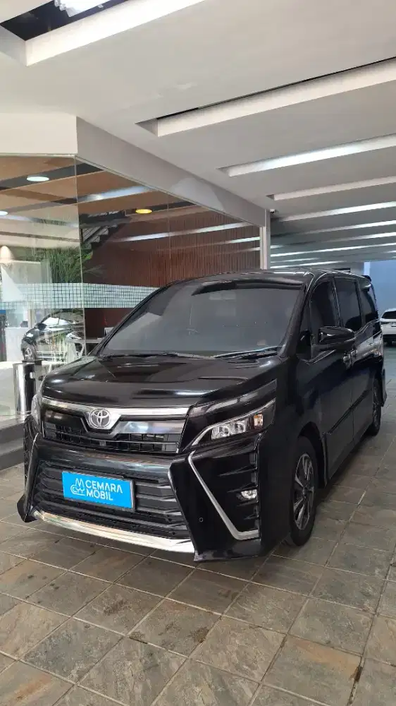 Toyota Voxy 2.0 AT 2018