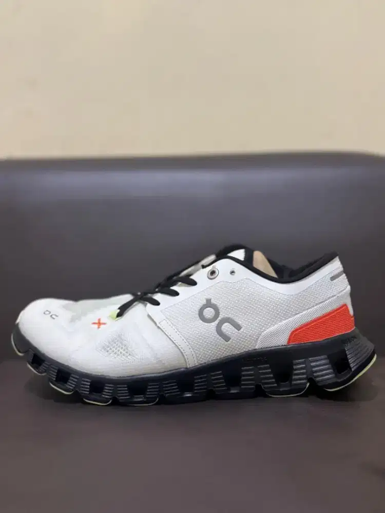 Sepatu on cloud (41) dan (44) sport/running