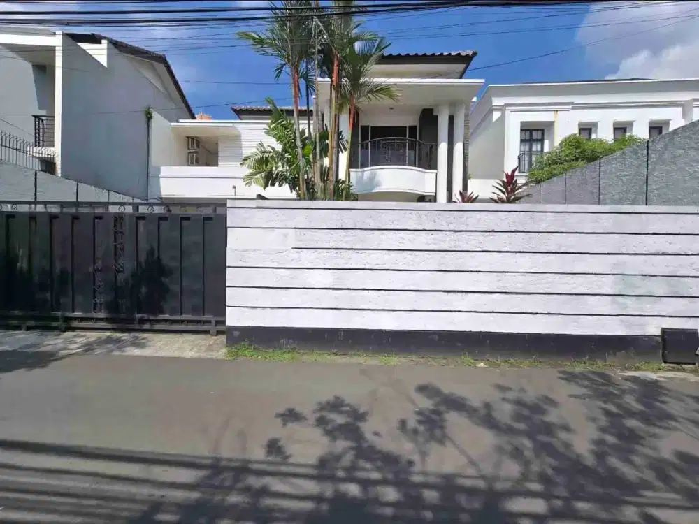 sewa rumah siap huni ada pool kemanh utara Jaksel