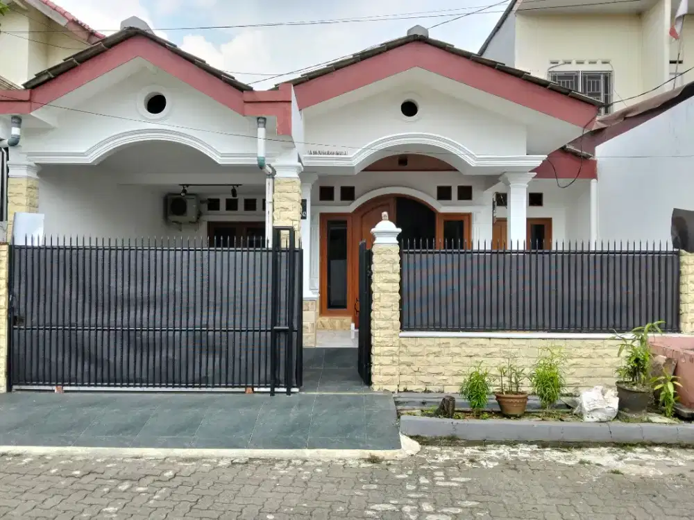 Di sewakan rumah 4 kamar lokasi strategis Deket 2 stasiun kerata