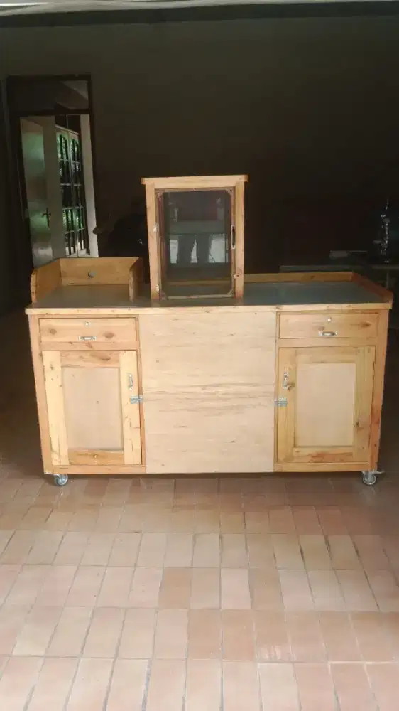 Jual gerobak ada etalase kacanya. Masih mulus bgt ada laci