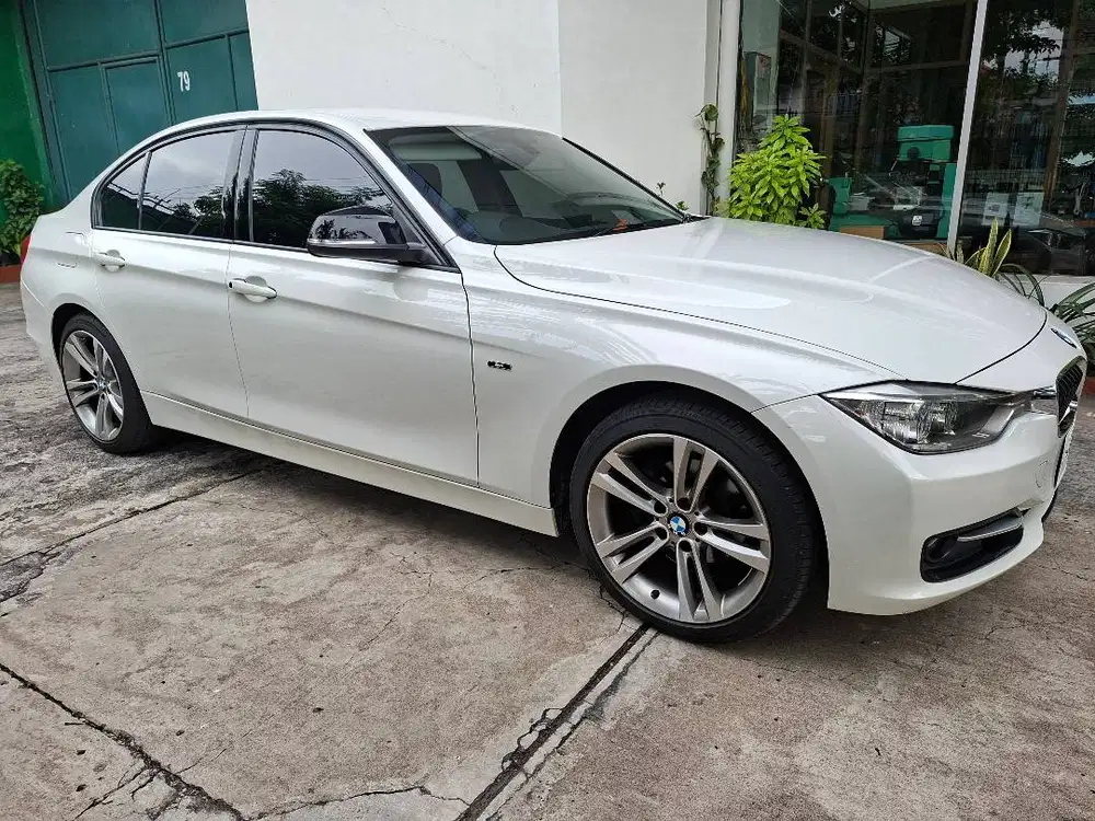 BMW 320i F30 Sport (2013)