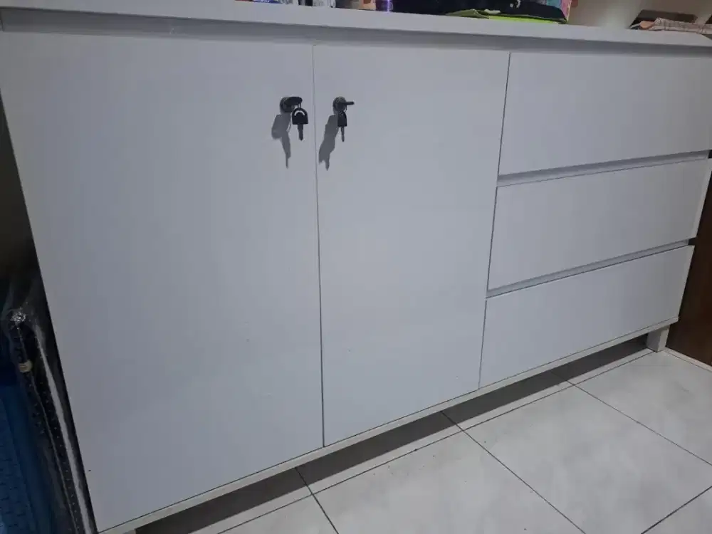 Lemari warna putih