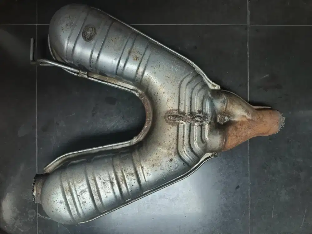 Resonator Tengah Knalpot Standar BMW Seri 5 E39 Original Part Number
