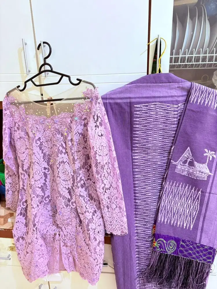 1 set kebaya lilac serta songket