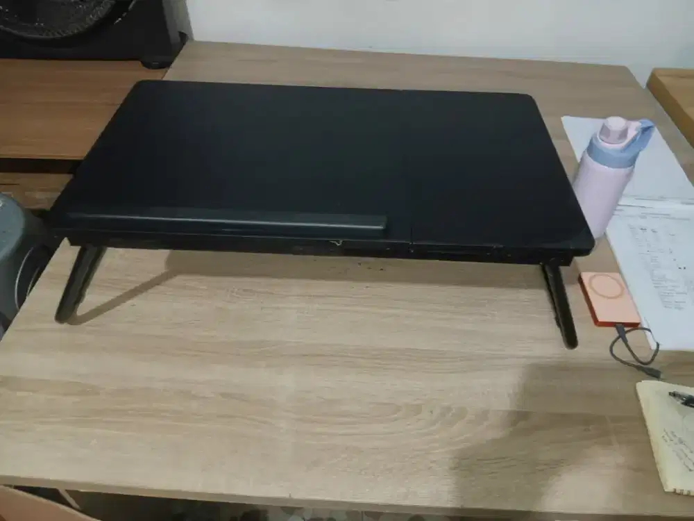 Meja laptop warna hitam
