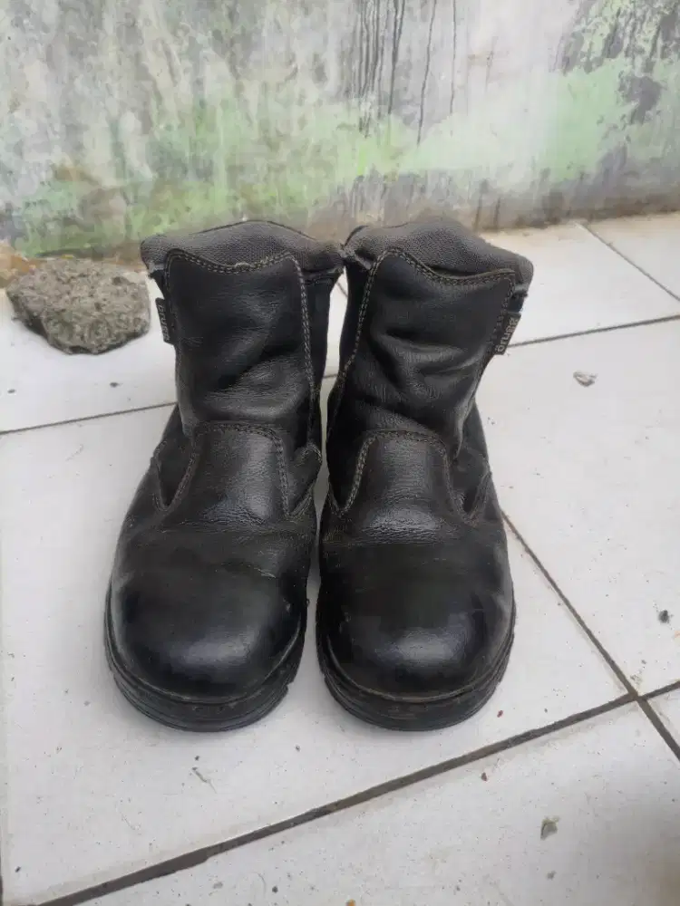 Sepatu Safety ujung besi size 40