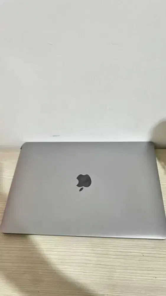MacBook pro 2019 touch bar 13 inch
