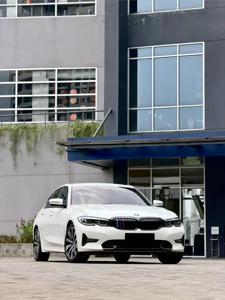 CASH BMW 320i Sport 2023 Low KM Like New