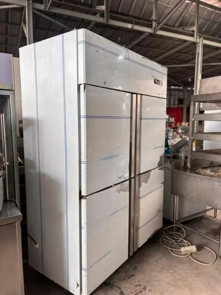 UPRIGHT FREEZER 4 PINTU
Merk GEA
URF-1200-4D
Volume1000 liter
Mulus