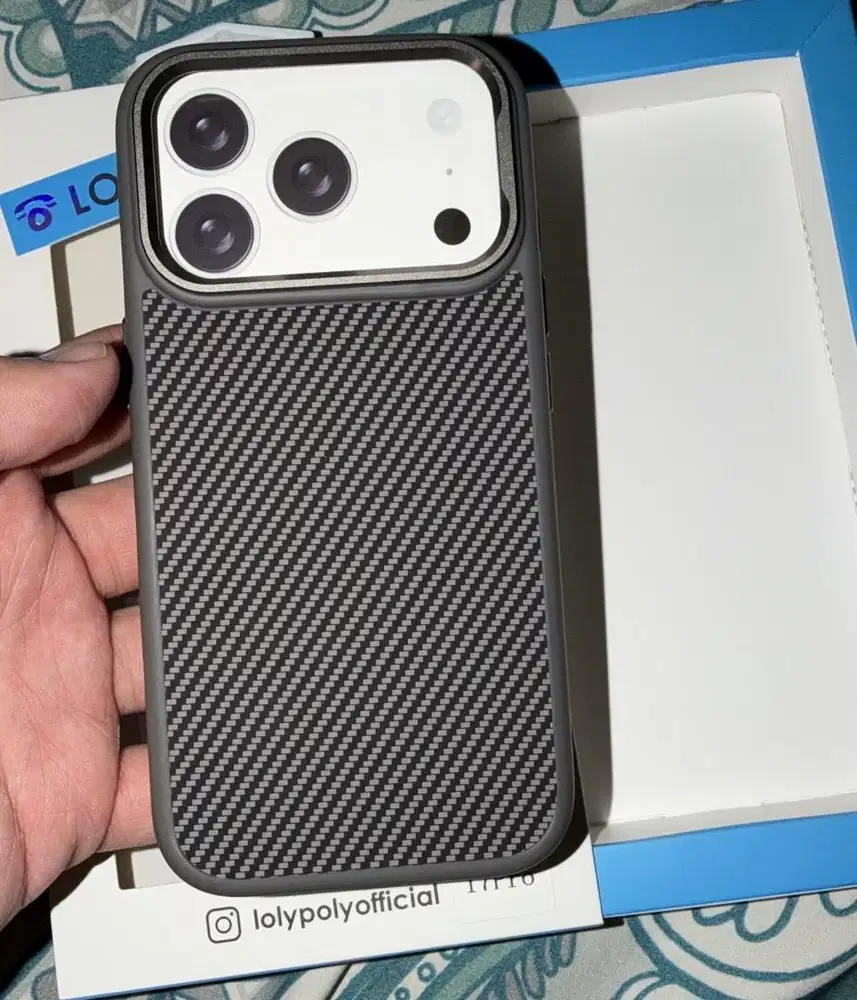 Preloved :  Carbon Case Iphone 17 Pro LolyPoly / Playworks Magsafe