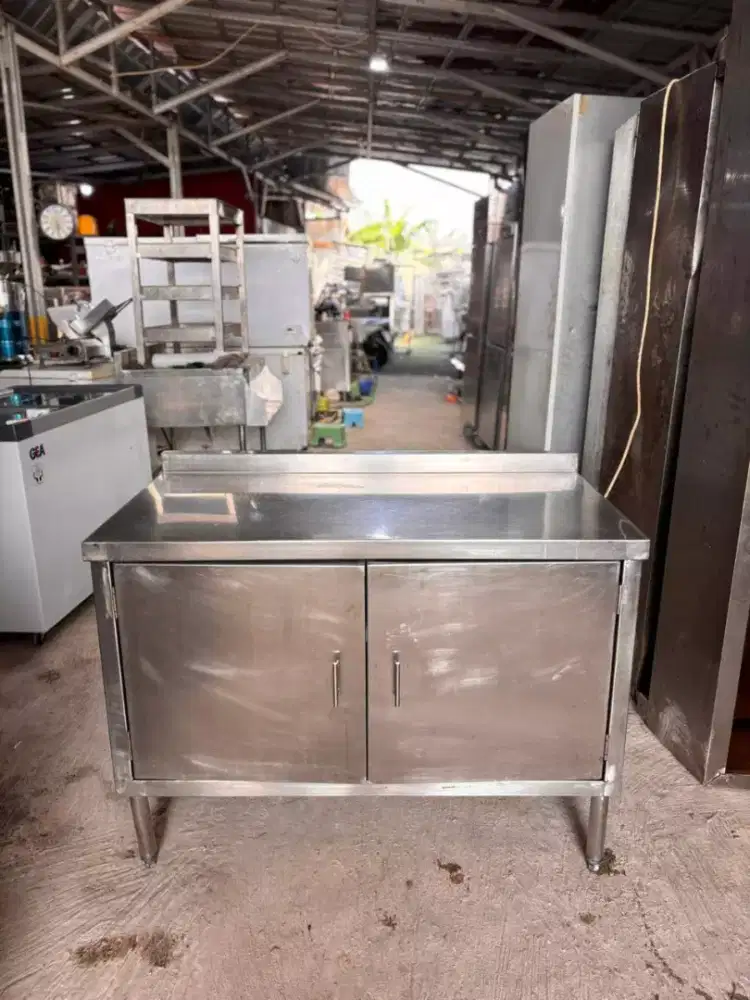 MEJA KABINET PINTU KUPU-KUPU 

Ukuran 110x60x80
Bahan tebal