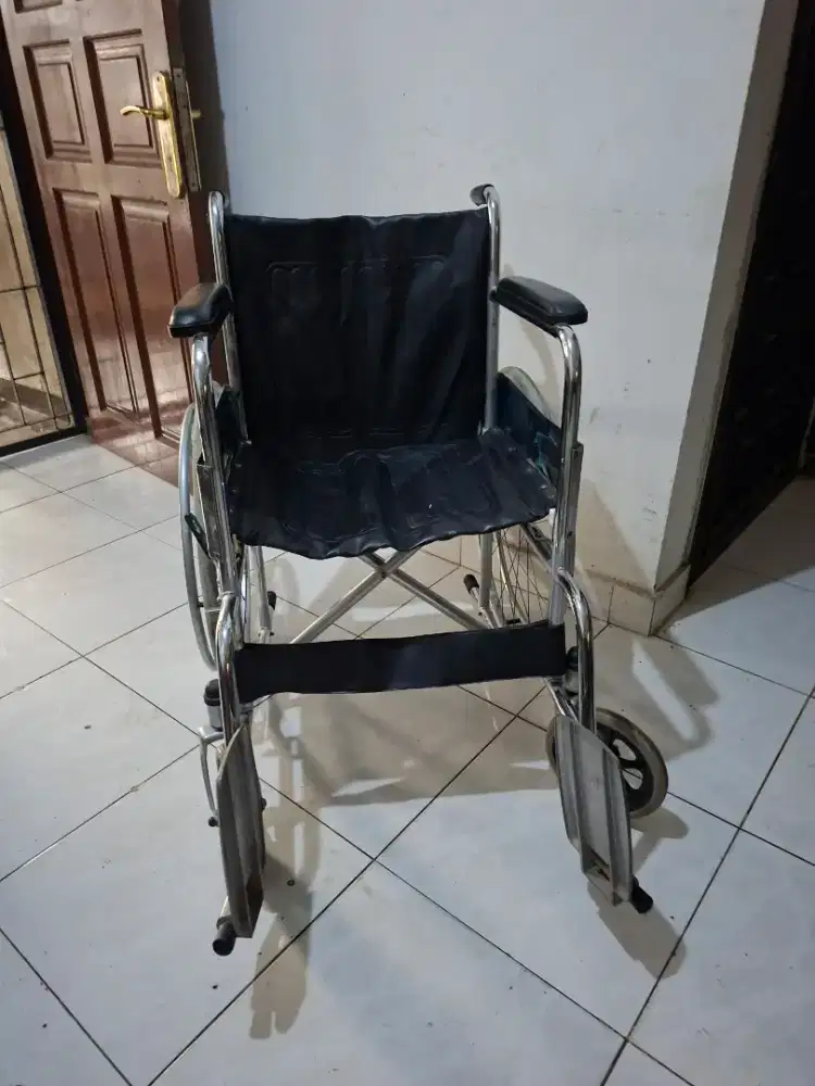 Kursi roda orang tua