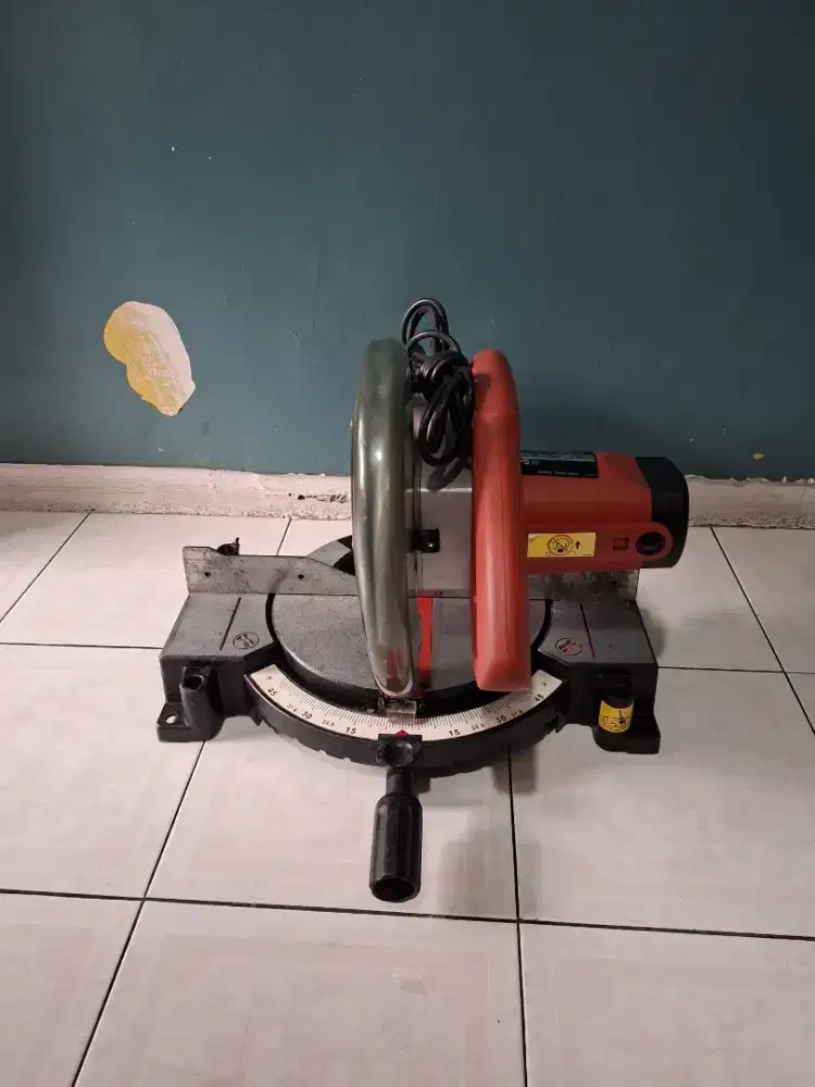 Miter saw maktec MT230