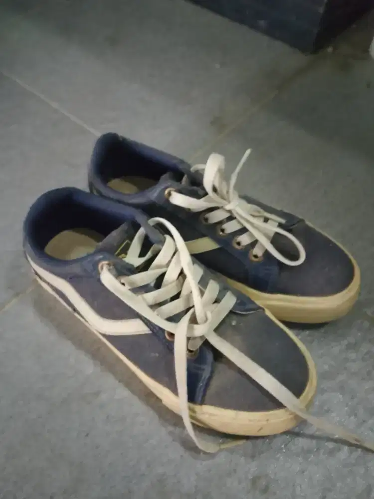 sepatu berwarna biru