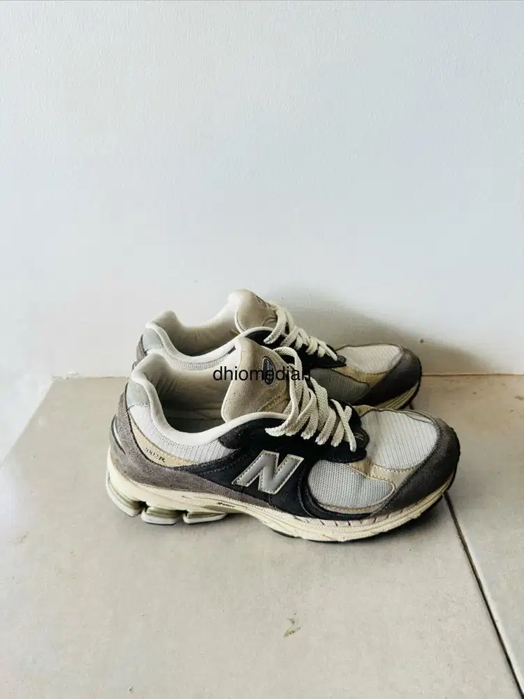 New Balance 2002R Dark Charcoal Size 42 – Original, Bersih, Fullset