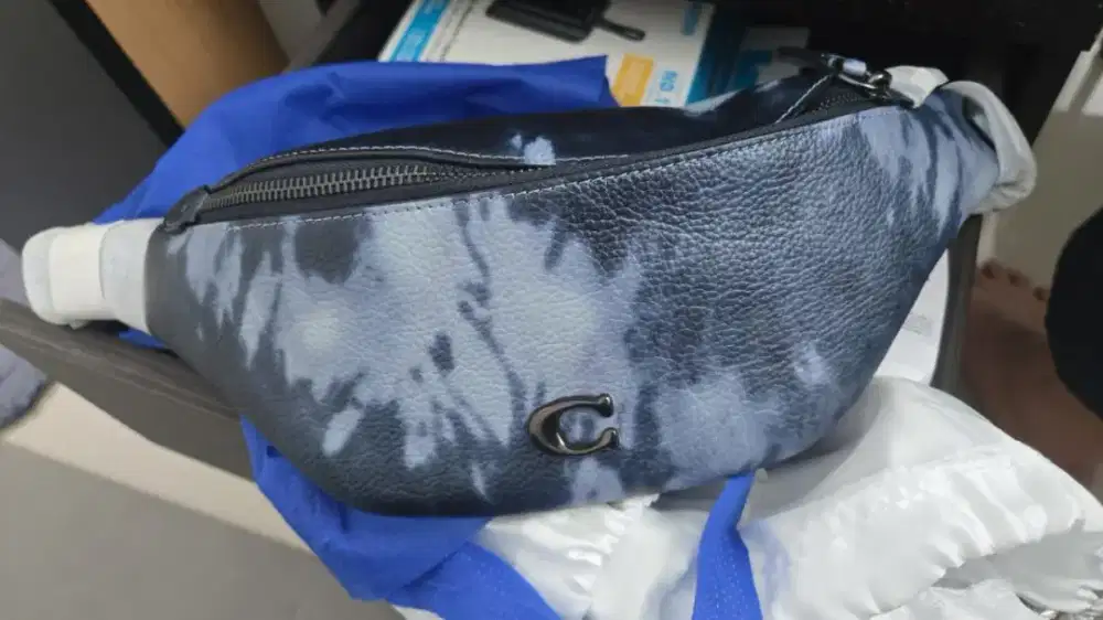 Coach Charter Belt Bag 7 dengan motif Tie Dye
